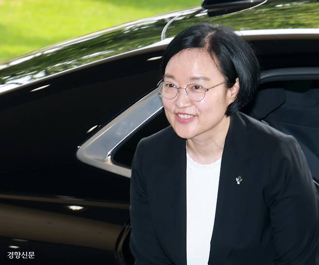 한성숙 신임 국무총리가 1일 정부서울청사로 출근하고 있다.  정지윤 선임기자