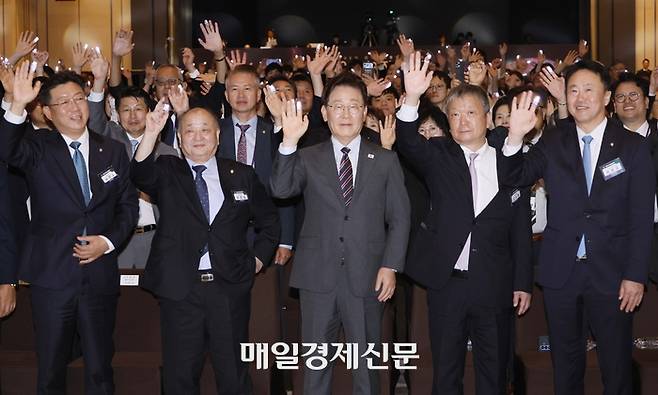 이재명 대통령이 1일 영종도 인스파이어에서 열린 제22기 민주평통 유라시아 지역회의 평화공존 정책 대화에서 ‘평화공존의 빛’ 퍼포먼스를 하고 있다. 2026.07.01. 김호영기자