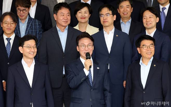 김민석 국무총리가 1일 오전 서울 종로구 세종대로 정부서울청사에서 열린 이임식을 마치고 국무총리실 직원들에게 인사말을 하고 있다. /사진=뉴스1