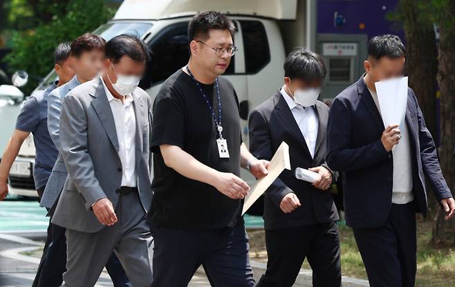 1000억 원이 넘는 대규모 자금을 조달해 주가조작을 한 혐의를 받는 피의자들이 1일 오후 서울 양천구 서울남부지법에서 열린 자본시장법 위반 혐의 관련 구속 전 피의자 심문(영장실질심사)에 출석하고 있다. /사진=뉴스1.