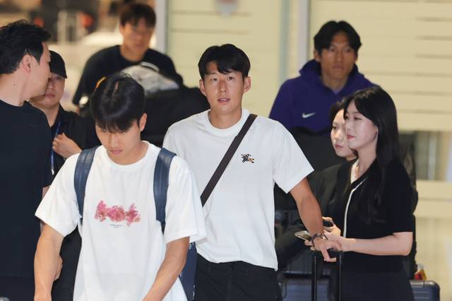 2026 북중미 월드컵을 마친 손흥민이 1일 인천국제공항 제2여객터미널을 통해 귀국하고 있다. 연합뉴스