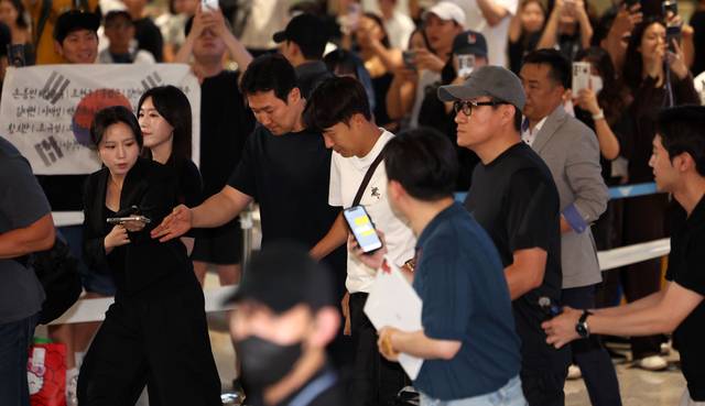 2026 북중미 월드컵을 마친 손흥민이 1일 인천국제공항 제2여객터미널을 통해 귀국하고 있다. 뉴시스