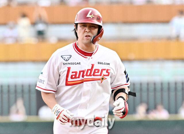 18일 오후 인천 SSG랜더스필드에서 진행된 '2026 프로야구 KBO리그' SSG랜더스와 롯데자이언츠의 경기. SSG 최정이 1회말 2사에서 솔로홈런을 터뜨린 뒤 베이스를 돌고 있다./마이데일리