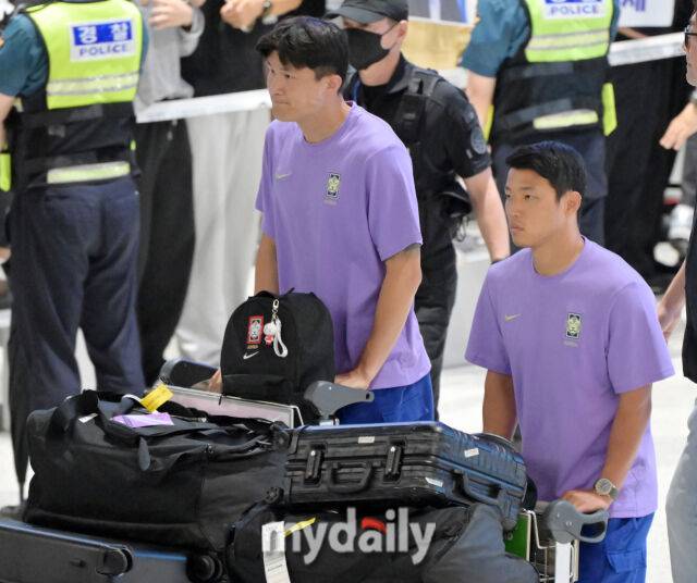 축구대표팀의 김민재와 황희찬이 북중미월드컵 일정을 마치고 인천국제공항을 통해 귀국했다./한혁승 기자