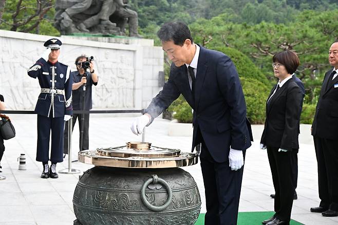 오세훈 서울시장이 1일(수) 오전 동작구 국립서울현충원을 방문해 현충탑에 분향하고 있다.  [서울시 제공]