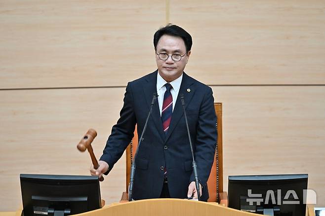 [무안=뉴시스] 이영주 기자 = 송형곤 전남광주통합특별시의회 의장이 1일 전남 무안군 전남광주통합특별시의회 본회의장에서 의사봉을 두드리고 있다. 2026.07.01. leeyj2578@newsis.com