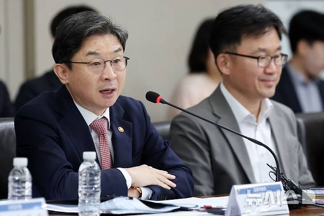 [서울=뉴시스] 조성우 기자 = 이억원(왼쪽) 금융위원회 위원장이 1일 서울 여의도 산업은행 본점에서 열린 국민성장펀드-M.AX 프론티어 프로젝트 민관 합동 간담회에서 인사말을 하고 있다. 2026.07.01. xconfind@newsis.com