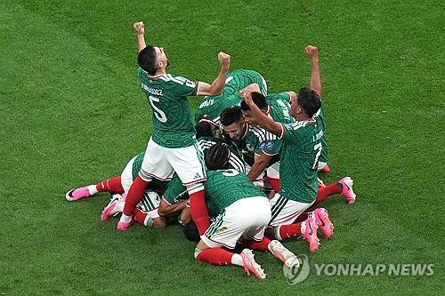 라울 히메네스의 추가골이 터진 뒤 기뻐하는 멕시코 선수들. [AP=연합뉴스]
