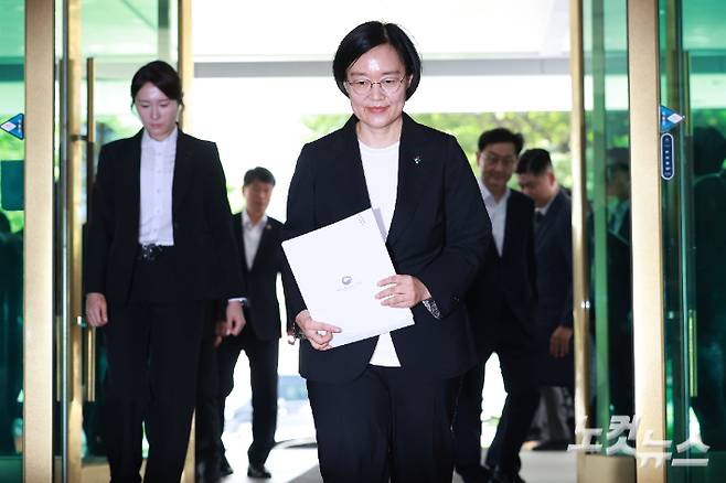 한성숙 신임 국무총리가 1일 오전 청와대에서 임명장을 받은 뒤 서울 종로구 정부서울청사로 출근하고 있다. 류영주 기자