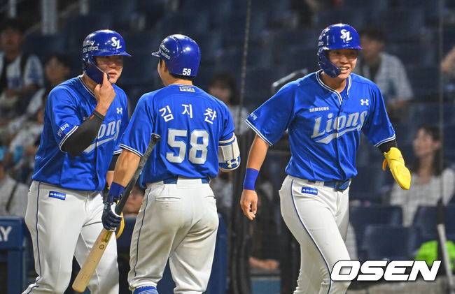 [OSEN=창원, 이석우 기자] 30일 창원NC파크에서 2026 신한 SOL KBO 리그 NC 다이노스와 삼성 라이온즈의 경기가 열렸다. 홈팀 NC는 테일러가, 방문팀 삼성은 오러클린이 선발 출전했다. 삼성 라이온즈 류지혁과 김현준이 9회초 2사 만루 양우현의 우익수 앞 2타점 안타때 득점을 올리고 하이파이브를 하고 있다. 2026.06.30 / foto0307@osen.co.kr