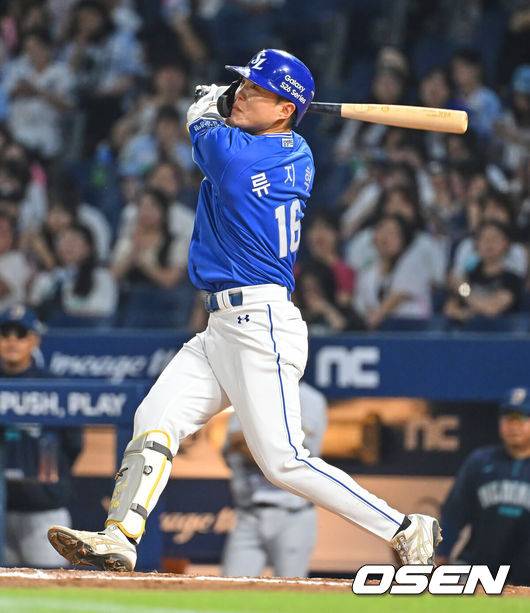 [OSEN=창원, 이석우 기자] 30일 창원NC파크에서 2026 신한 SOL KBO 리그 NC 다이노스와 삼성 라이온즈의 경기가 열렸다. 홈팀 NC는 테일러가, 방문팀 삼성은 오러클린이 선발 출전했다. 삼성 라이온즈 류지혁이 7회초 2사 만루 좌익수 왼쪽 1타점 안타를 치고 있다. 2026.06.30 / foto0307@osen.co.kr