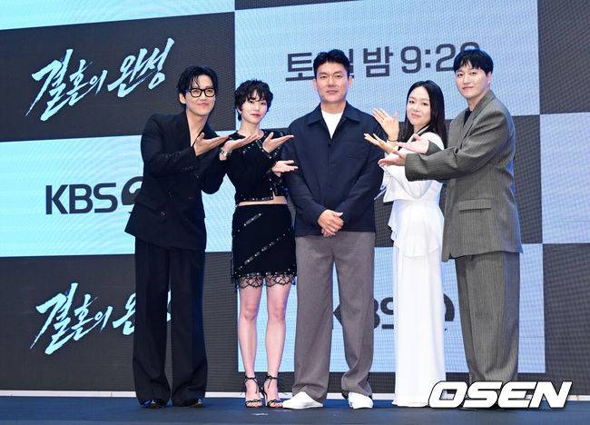 [OSEN=지형준 기자] KBS 2TV 새 토일 미니시리즈 ‘결혼의 완성’ 제작발표회가 1일 서울 구로구 신도림 더 세인트에서 열렸다.‘결혼의 완성’은 이혼 직전 납치된 아내를 구하기 위해 인면수심의 범죄자와 극한 사투를 벌이게 된 한 남자의 위험천만한 범죄스릴러다.배우 남궁민, 이설, 김정현 감독, 배우 이상희, 김대명이 포토타임을 하고 있다. 2026.07.01 / jpnews@osen.co.kr