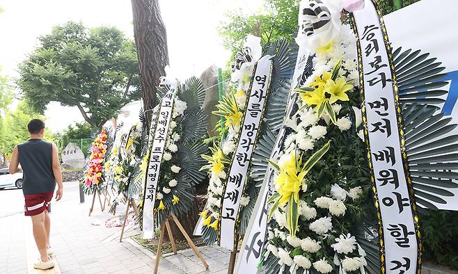배재고 정문에 근조화환 1일 서울 강동구 배재고 정문 앞에 ‘역사를 망각한 배재고’ 등의 문구가 적힌 근조화환이 놓여 있다. 배재고 야구부 학생 선수들은 지난달 29일 광주제일고와 경기 중 응원 구호로 ‘스타벅스 가야지’, ‘탱크 데이’를 외쳤다. 이는 지난달 스타벅스코리아가 5·18민주화운동 기념일에 진행한 텀블러 할인 이벤트에서 ‘탱크데이’ 등 문구를 사용해 민주화운동을 비하했다는 논란을 연상케 해 공분을 샀다. 이제원 선임기자