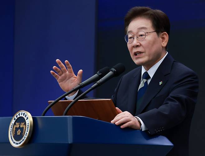 이재명 대통령이 30일 광주 김대중컨벤션센터에서 열린 서남권 첨단산업 발전비전 국민보고회에서 축사하고 있다. 광주=연합뉴스