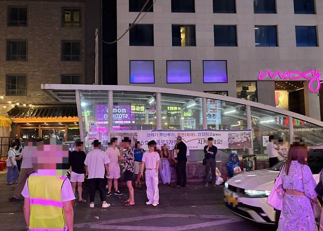 서울 종로3가 야장 거리에서 시민들이 금연 현수막이 걸린 곳 앞에서 흡연하고 있다. 남소정 기자