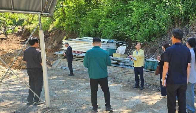 천안시와 행안부 공무원들이 하천 계곡 인근 불법 상행위에 대한 현장 단속을 하고있다. ⓒ천안시 제공