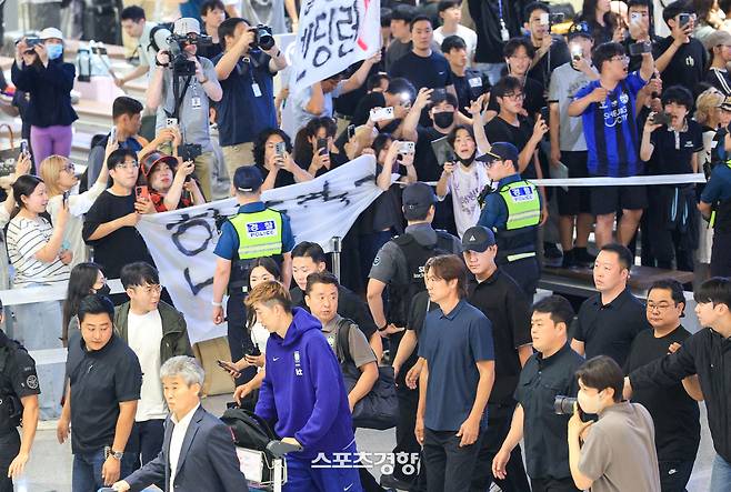 지난달 30일 홍명보 감독이 귀국하자 팬들이 욕설과 야유를 퍼붓고 있다.   인천공항 | 이준헌 기자
