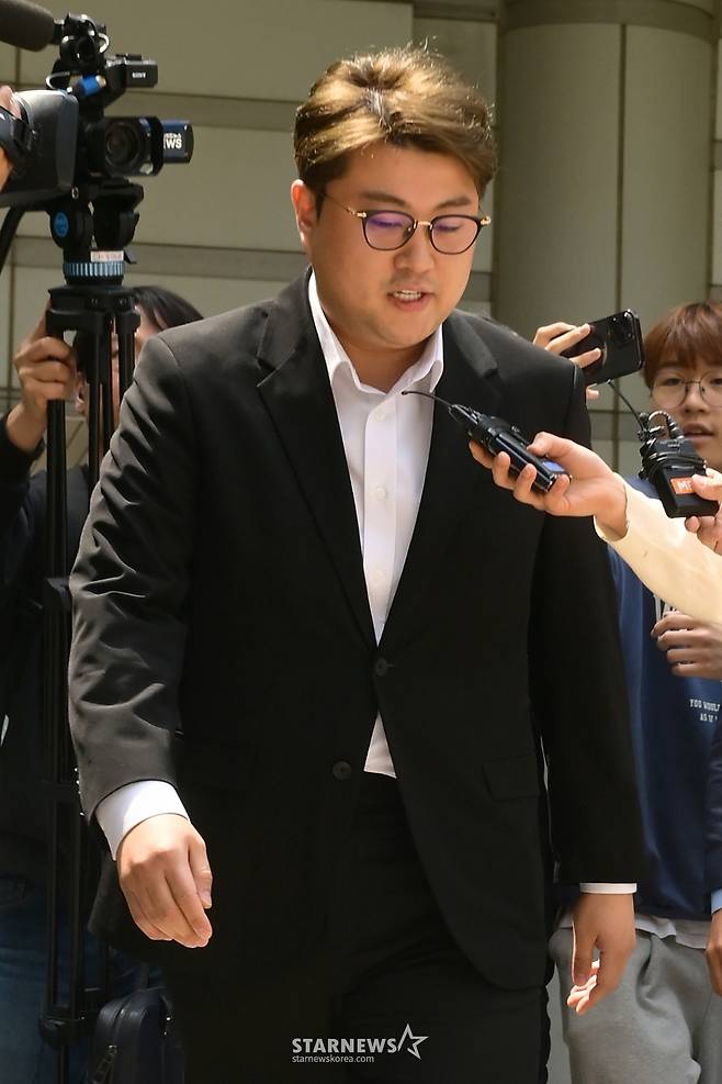 음주 운전 뺑소니 등의 혐의로 구속 영장이 청구된 트로트 가수 김호중이 영장실질심사를 받기 위해 24일 오전 서울중앙지방법원으로 들어서고 있다. /2024.05.24 /사진=이동훈