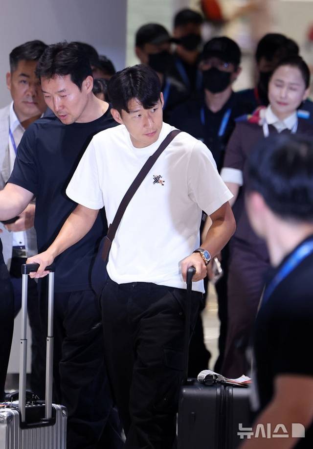2026 북중미 월드컵 축구대표팀 손흥민이 1일 인천국제공항을 통해 귀국하고 있다. /사진=뉴시스 제공
