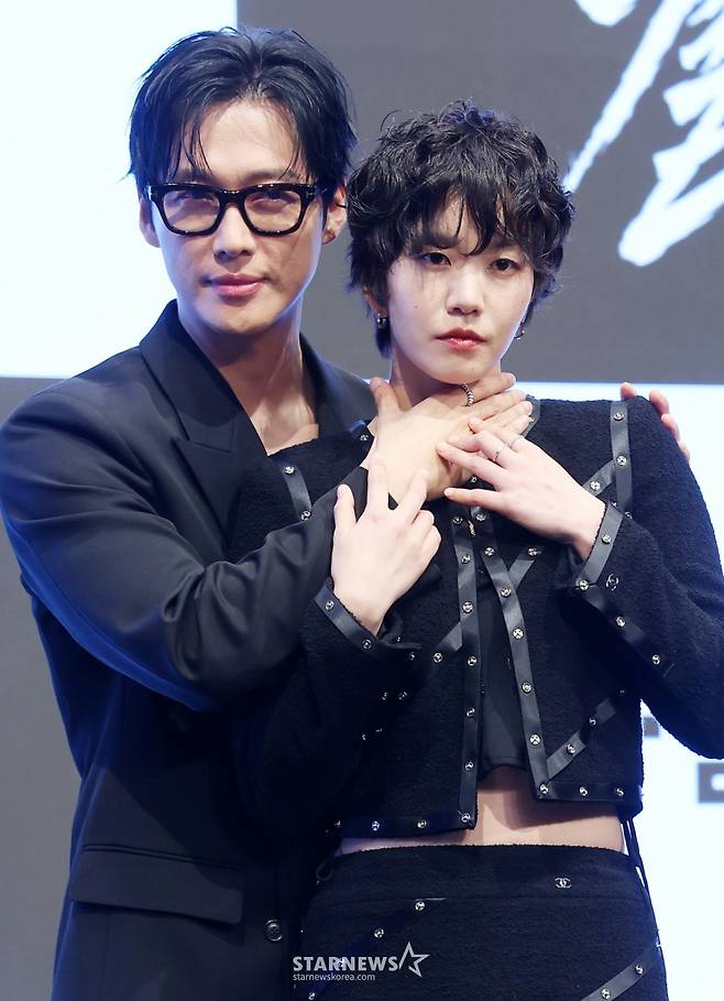 배우 남궁민, 이설이 1일 서울 구로구 더세인트에서 진행된 KBS 2TV 토일드라마 '결혼의 완성' 제작발표회에 참석해 포즈를 취하고 있다. /2026.07.01 /사진=김휘선 hwijpg@
