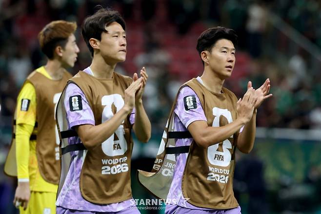 2026 북중미월드컵 A조 예선 대한민국 대 멕시코 경기가 19일(한국 시간) 멕시코 과달라하라 에스타디오 아크론에서 열렸다. 손흥민(오른쪽)과 이재성이 경기를 마무리하고 있다. /사진=김진경 대기자