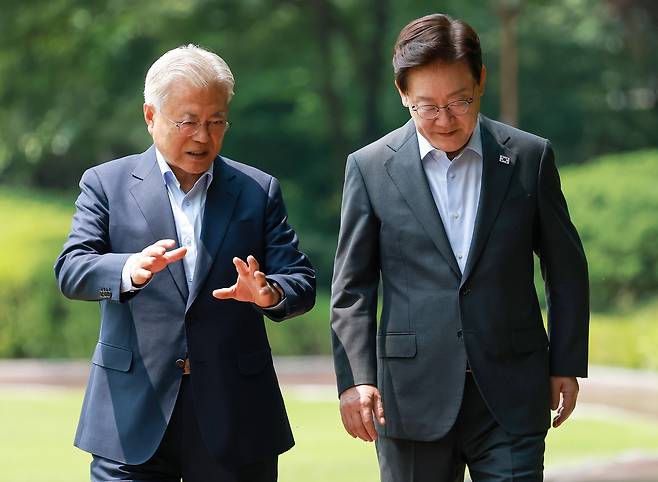 이재명 대통령과 문재인 전 대통령이 1일 청와대에서 대화하며 오찬장인 상춘재로 이동하고 있다. 연합뉴스