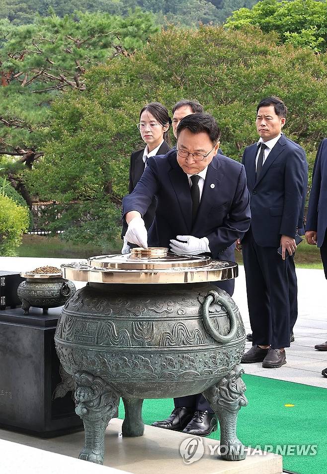 정근식 서울시교육감, 현충원 참배 (서울=연합뉴스) 정근식 서울시교육감이 제2기 임기를 시작한 1일 서울 동작구 국립서울현충원을 찾아 분향하고 있다. 2026.7.1 [서울시교육청 제공. 재판매 및 DB 금지] photo@yna.co.kr