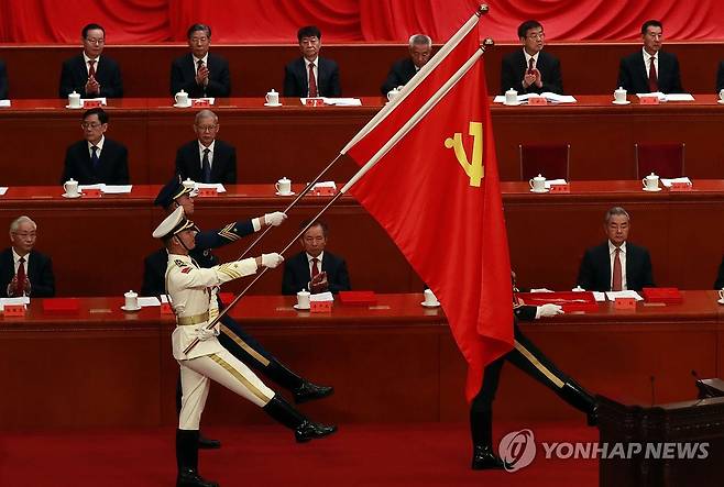 인민대회당 입장하는 중국공산당기 (베이징=연합뉴스) 한종구 특파원 = 1일 오전 중국 베이징 인민대회당에서 열린 중국공산당 창당 105주년 기념대회에서 중국공산당기가 입장하고 있다. 2026.7.1. jkhan@yna.co.kr