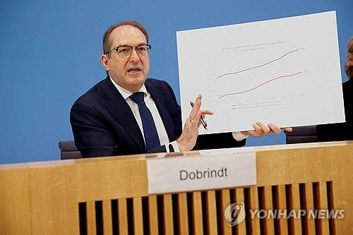 알렉산더 도브린트 독일 내무장관 (베를린 로이터=연합뉴스) 2026년 6월 30일 기자회견에서 연례 '헌법수호보고서'를 발표하는 알렉산더 도브린트 독일 내무장관.  (REUTERS/Axel Schmidt) 2026.7.1.