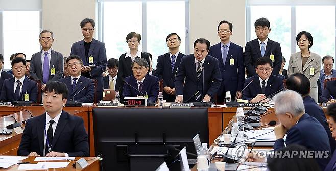 선관위 국조특위, 질의에 답하는 중앙선관위 (서울=연합뉴스) 이동해 기자 = 중앙선관위 위철환 위원장 직무대행과 위원들이 1일 국회에서 열린 '제9회 전국동시지방선거 투표용지 부족 사태 등 국민 참정권 침해 진상규명 및 선거관리 개혁을 위한 국정조사 특별위원회' 제3차 전체회의에서 의원 질의에 답하고 있다. 2026.7.1 eastsea@yna.co.kr