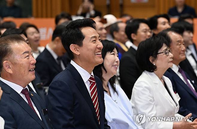 다섯번째 서울시장 임기 시작한 오세훈 시장 (서울=연합뉴스) 이진욱 기자 = 1일 오세훈 서울시장이 서울시청에서 열린 취임식에서 영상을 보며 환하게 웃고 있다.  2026.7.1 [공동취재] cityboy@yna.co.kr