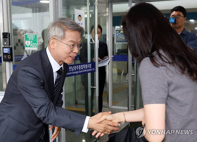 출근 직원과 인사하는 민형배 전남광주통합특별시장 (무안=연합뉴스) 조남수 기자 = 민형배 전남광주통합특별시장이 1일 오전 무안청사에서 출근하는 직원과 인사하고 있다. 2026.7.1 iso64@yna.co.kr
