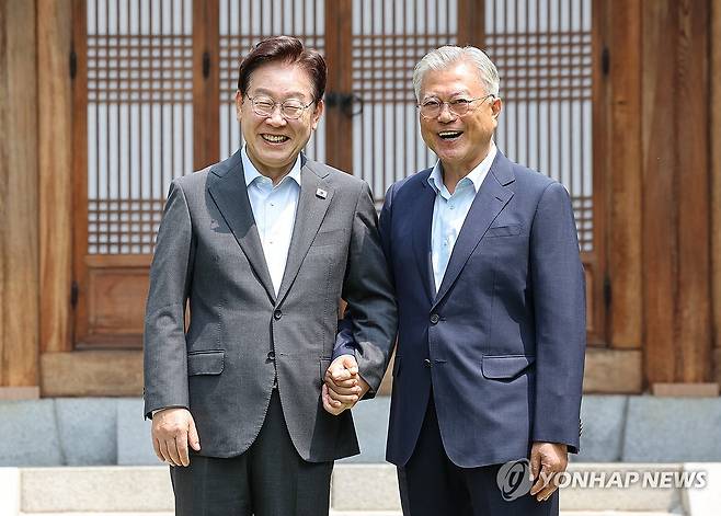 이재명 대통령과 문재인 전 대통령, 오찬회동 (서울=연합뉴스) 김도훈 기자 = 이재명 대통령과 문재인 전 대통령이 1일 청와대 상춘재에서 오찬에 앞서 기념 촬영을 하고 있다. 2026.7.1 superdoo82@yna.co.kr