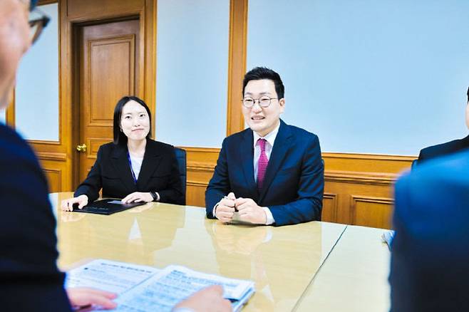 이동석 충주시장이 민선 9기 첫 정책 결재와 관련해 '피지컬AI 혁신 클러스터' 추진 방안을 보고받고 있다.(사진=충주시 제공)