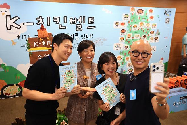 송 장관과 홍석천 씨 등이 이날 K-치킨 플랫폼 지도를 들어 보이고 있다.