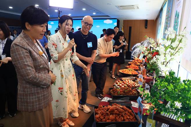 전국 각지의 명품 치킨 및 닭요리들이 이날 시식회로 선보이고 있다.