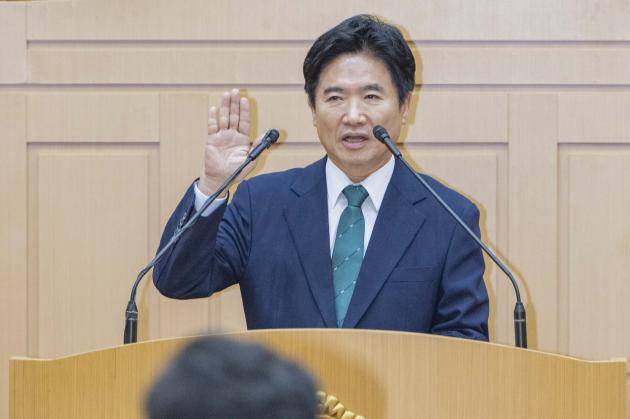 김대중 전남광주통합특별시 교육감이 1일 오전 무안군 삼향읍 통합특별시의회 임시 본회의장에서 취임 선서를 하고 있다.   /김진수 기자 jeans@