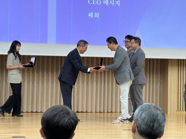 박순석 수의사(오른쪽)가 2일 열린