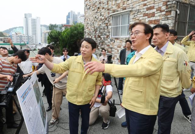 전재수 부산시장이 2일 오전 부산 서구 암남동 노후 주택 붕괴 사고 현장에서 관계자와 사고 경위와 대책 등에 대해 논의하고 있다. 정종회 기자 jjh@