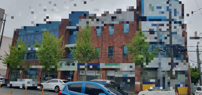 ▲ 최근 포항시 북구 죽도동 한 도로에서 음주운전 의혹 차량이 신호등 없는 횡단보도를 건너던 70대 여성 보행차를 충돌한 사고가 난 가운데, 1일 사고 현장에 바로 인접한 모 대형교회 센터 모습. 황영우 기자