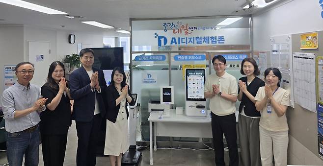 노사발전재단 제주중장년내일센터(센터장 송왕준)는 7월 2일 오전 11시 제주중장년내일센터 내에서 ㈜KTcs 제주AI디지털배움터(총괄PM 김남영)와 공동으로 '중장년 AI 디지털 체험존' 개소식을 개최했다. ⓒ제주의소리