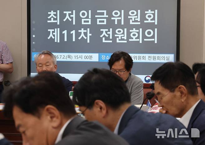 최저임금위원회 위원들이 2일 오후 세종시 정부세종청사에서 법정 심의기한(6월 29일)을 넘겨 제11차 전원회의를 하고 있다. /제공=뉴시스