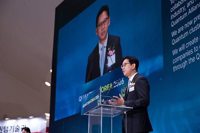 배경훈 부총리 겸 과학기술정보통신부 장관이 2일 오전 서울 중구 동대문디자인플라자에서 열린'퀀텀 코리아 2026 개막식' 에서 환영사를 하고 있다.(사진제공=과학기술정보통신부)