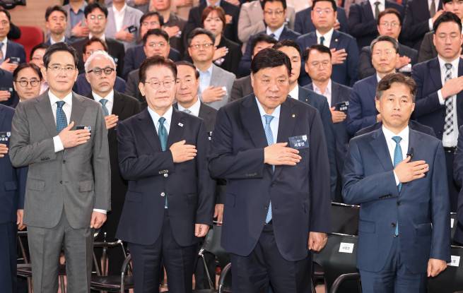 이재명 대통령이 2일 충남 아산시에서 열린 충청권 첨단산업 발전비전 국민보고회에서 국민의례를 하고 있다. (왼쪽부터) 이재용 삼성전자 회장, 이재명 대통령, 서정진 셀트리온 회장, 곽노정 SK하이닉스 대표.(연합뉴스)