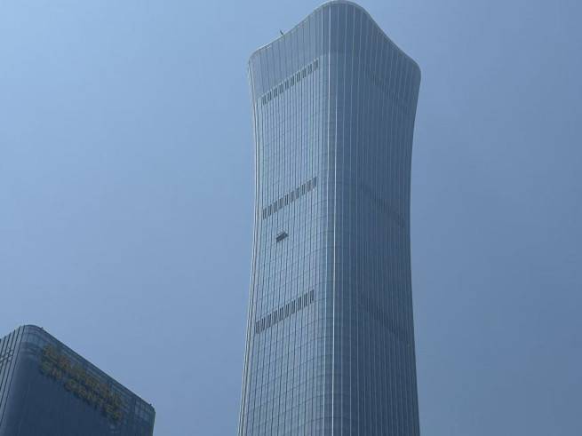 28일 낮 중국 베이징 중심업무지구(CBD)의 초고층 빌딩 시틱타워(CITIC Tower·중국존) 외벽에 이틀 전 경비행기 충돌로 생긴 흔적이 남아 있다.(연합뉴스)