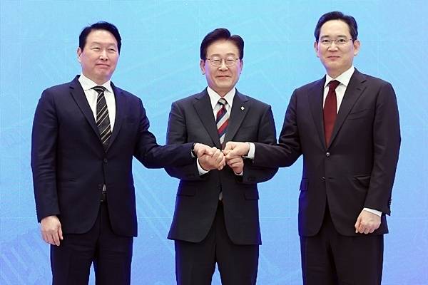 이재명 대통령과 이재용 삼성전자 회장, 최태원 SK그룹 회장이 지난 6월 29일 청와대에서 열린 3대 메가프로젝트 국민보고회에서 기업 투자계획 발표 후 손을 잡고 있다. /사진=연합뉴스
