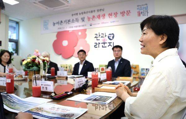 송미령 농식품부 장관이 2일 정선군 농어촌 기본소득 추진 성과 및 농촌 마을 재생을 통한 활성화 사례를 점검했다./사진=농식품부