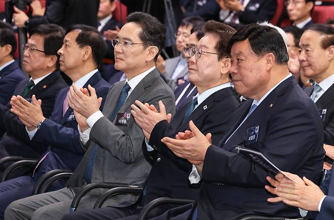 ▲이재명 대통령이 2일 충남 아산시에서 열린 충청권 첨단산업 발전비전 국민보고회에서 참석자들과 박수치고 있다. 오른쪽부터 서정진 셀트리온 회장, 이재명 대통령, 이재용 삼성전자 회장, 구윤철 부총리 겸 재정경제부 장관, 최교진 교육부 장관. 사진=연합뉴스