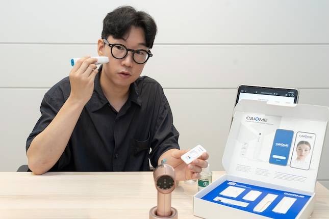 배형진 한국콜마 융합기술연구소 AI앤이노베이션팀장이 지난달 22일 서울 서초구 한국콜마 종합기술원에서 '카이옴'에 대해 소개하고 있다. / 사진=콜마홀딩스