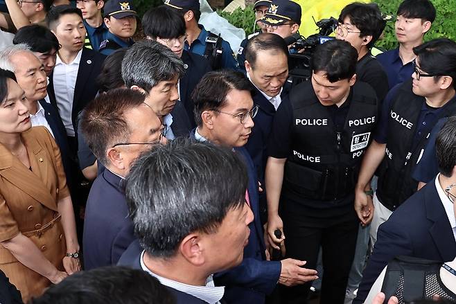 국조특위 위원들이 2일 오후 개표소 현장조사를 위해 서울 송파구 올림픽공원 핸드볼경기장으로 진입하고 있다. 사진=뉴스1
